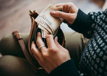 Ακρίβεια: 123 ευρώ «μπαίνουν μέσα» οι χαμηλόμισθοι κάθε μήνα