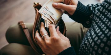 Ακρίβεια: 123 ευρώ «μπαίνουν μέσα» οι χαμηλόμισθοι κάθε μήνα