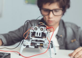 Οικονόμου: 177.000 σετ ρομποτικής σε μαθητές νηπιαγωγείου, δημοτικού και γυμνασίου