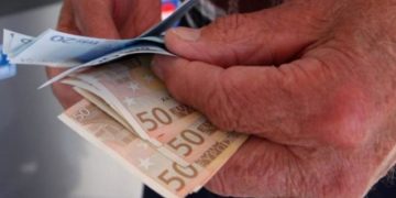 Από σήμερα το απόγευμα ξεκινούν οι πληρωμές των συντάξεων για τον Ιούνιο