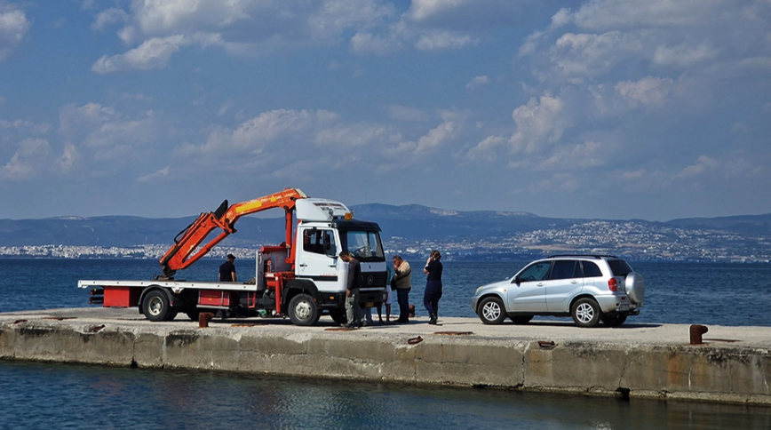 Θεσσαλονίκη: Μάνα και γιος βούτηξαν με το αυτοκίνητο δεμένοι με χειροπέδες! (VIDEO)
