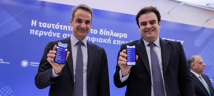 Παρουσίαση της εφαρμογής Gov.gr Wallet για το ψηφιακό δίπλωμα και την ψηφιακή ταυτότητα
από τον υπουργό Ψηφιακής Διακυβέρνησης Κυριάκο Πιερρακάκη μαζί με τους υπουργούς Προστασίας του Πολίτη Τάκη Θεοδωρικάκο και Μεταφορών, Κώστα Καραμανλή
Παρών στην εκδήλωση ο πρωθυπουργός, Κυριάκος Μητσοτάκης.  Τετάρτη 27 Ιουλίου 2022 (ΒΑΣΙΛΗΣ ΡΕΜΠΑΠΗΣ/EUROKINISSI)
