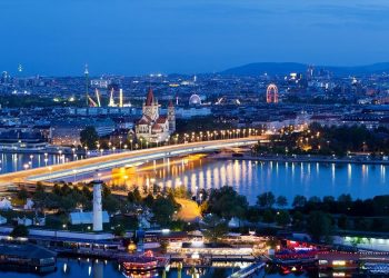 «Σκοτεινά» Χριστούγεννα φέτος στη Βιέννη λόγω της ενεργειακής κρίσης, κλειστά τα φώτα στην ξακουστή λεωφόρο της πόλης