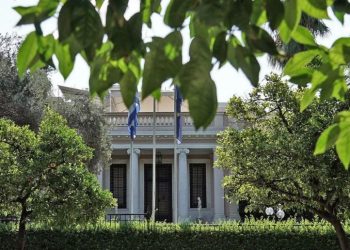 Politico: Οι παρακολουθήσεις της ΕΥΠ «φιλοξενούνται» για δεύτερη ημέρα στο πρώτο θέμα