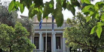 Politico: Οι παρακολουθήσεις της ΕΥΠ «φιλοξενούνται» για δεύτερη ημέρα στο πρώτο θέμα