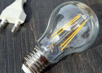 Οι εταιρείες λιανικής πώλησης σβήνουν τα φώτα, μειώνουν το ωράριο λειτουργίας για να εξοικονομήσουν ενέργεια