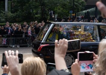 Στο παρεκκλήσι του Αγίου Γεωργίου το φέρετρο με τη βασίλισσα Ελισάβετ (VIDEO)