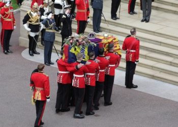 Στη βασιλική κρύπτη η σορός της βασίλισσας Ελισάβετ Β’
