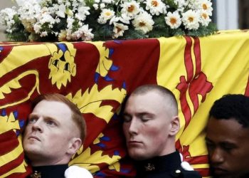 Στο Εδιμβούργο η σορός της βασίλισσας Ελισάβετ – Την Τρίτη θα μεταφερθεί στο Λονδίνο (VIDEO)