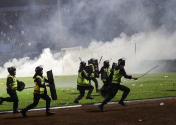 Τραγωδία: Στους 174 ανέρχονται οι νεκροί στην Ινδονησία σε ποδοσφαιρικό αγώνα!