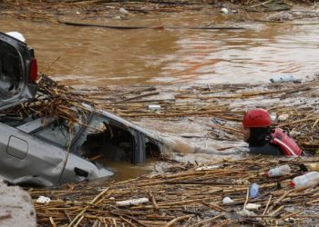 Πυροσβεστική για κακοκαιρία: Επιχειρούν οι δυνάμεις για τον εντοπισμό αγνοούμενης στην Αγία Πελαγία