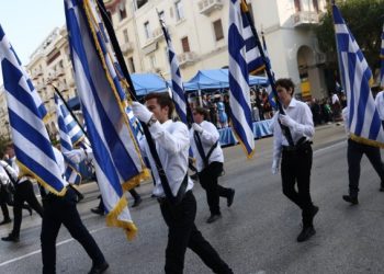 Με καλό καιρό και παρουσία πλήθους κόσμου η μαθητική παρέλαση