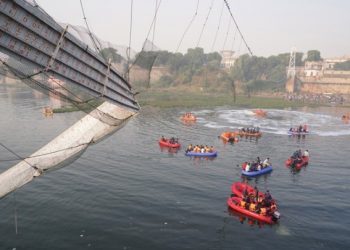 Πάνω από 130 νεκροί από κατάρρευση κρεμαστής γέφυρας στην Ινδία (βίντεο)