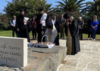 Η ιστορική στιγμή που ο Αρχιεπίσκοπος Κρήτης γονατίζει στον τάφο του Ν. Καζαντζάκη