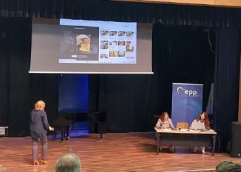 Μαθητές μαθαίνουν τα βασικά βήματα για τον έλεγχο των ψευδών ειδήσεων