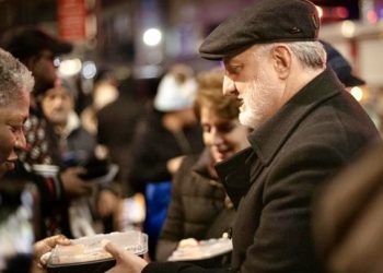 Ο Αρχιεπίσκοπος Αμερικής Ελπιδοφόρος μοίρασε ζεστά γεύματα και ρούχα σε άστεγους της Νέας Υόρκης