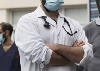 ΙΣΘ: Να ελέγχετε τη νομιμότητα γιατρών και ιατρείων για να αποφεύγονται οι απατεώνες