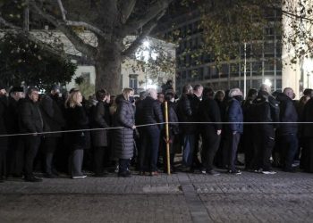 Τέως Βασιλιάς Κωνσταντίνος: Πλήθος κόσμου έξω από το Παρεκκλήσι της Μητρόπολης για το λαϊκό προσκύνημα – Από τα ξημερώματα στην ουρά ο κόσμος (VIDEO)