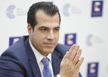 Πλεύρης: “Με γενόσημα θα αντιμετωπιστούν οι ελλείψεις στα φάρμακα”