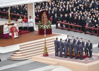 Σε εξέλιξη η κηδεία του επίτιμου πάπα Βενέδικτου στο Βατικανό