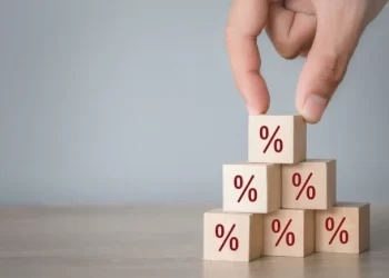 Δάνεια: Η αύξηση των επιτοκίων φέρνει μεγάλες επιβαρύνσεις στις δόσεις