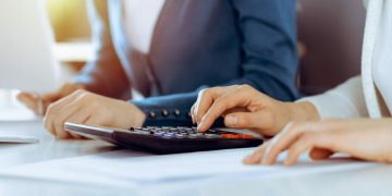 Εξωδικαστικός μηχανισμός: Αλλαγές υπέρ των οφειλετών και «ψαλίδι» στο επιτόκιο ρύθμισης