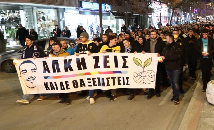 ΣΙΩΠΗΡΗ ΠΟΡΕΙΑ ΜΝΗΜΗΣ ΓΙΑ ΤΟΝ ΑΛΚΗ ΚΑΜΠΑΝΟ ΣΤΗ ΘΕΣΣΑΛΟΝΙΚΗ (ΒΑΣΙΛΗΣ ΒΕΡΒΕΡΙΔΗΣ / ΜΟΤΙΟΝ ΤΕΑΜ)