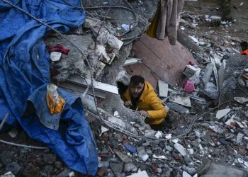 Σεισμός Τουρκία: Ασύλληπτη η τραγωδία – Εκατόμβη νεκρών – Αγώνας δρόμου για να σωθούν επιζώντες – Συνεχής η ισχυρή μετασεισμική δραστηριότητα (VIDEOS)