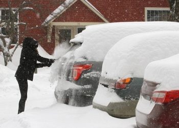 Κακοκαιρία Μπάρμπαρα: Πώς να απομακρύνουμε χωρίς πρόβλημα τον πάγο από τα τζάμια του αυτοκινήτου μας