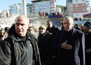 Σεισμός Τουρκίας: Αντιμέτωπος με την οργή των σεισμοπαθών o Ερντογάν