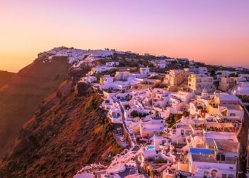 Ξεπέρασαν τα 27,8 εκατομμύρια οι τουρίστες το 2022, σύμφωνα με στοιχεία της Τραπέζης της Ελλάδος