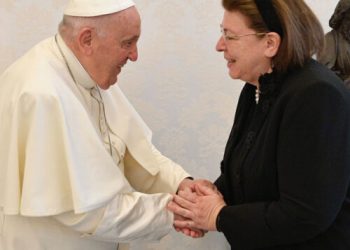 Με πάπα Φραγκίσκο συναντήθηκε η Λ. Μενδώνη – Του επέδωσε επιστολή του πρωθυπουργού