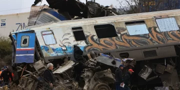 Τέμπη: «Η κόρη μου είχε εισιτήριο για το 3ο βαγόνι, της το άλλαξαν και έτσι έζησε»