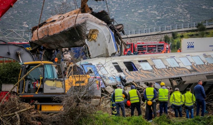 Σιδηροδρομικό δυστύχημα στα Τέμπη έξω από την Λάρισα, σύγκρουση εμπορικής και επιβατικής αμαξοστοιχίας, Τετάρτη 1 Μαρτίου 2023  (ΛΕΩΝΙΔΑΣ ΤΖΕΚΑΣ /EUROKINISSI)
