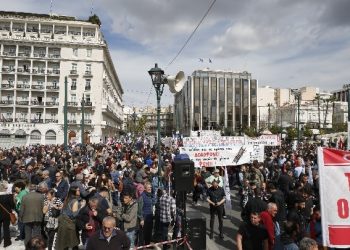 Τεράστια για ακόμα μία φορά η συμμετοχή στο συλλαλητήριο στο Σύνταγμα για το σιδηροδρομικό δυστύχημα στα Τέμπη (VIDEO)