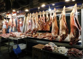 Αντιδρούν οι κρεοπώλες στην ένταξη των αμνοεριφίων στο «Καλάθι του Πάσχα»