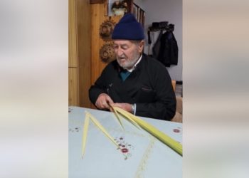 Kρήτη: Ιερέας δείχνει πώς να φτιάξετε τους πιο ξεχωριστούς Σταυρούς για την Κυριακή των Βαΐων (VIDEO)