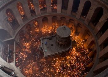 Με λαμπρότητα η τελετή Αφής του Αγίου Φωτός στα Ιεροσόλυμα – Το απόγευμα φτάνει στην Ελλάδα με ειδική πτήση της AEGEAN