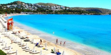 Πόσο κοστίζει μια βουτιά στις οργανωμένες παραλίες της Αττικής