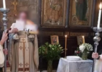 Επιστρέφει στα καθήκοντά του με απόφαση Ιερώνυμου ο ιερέας που έντυσε κορίτσια παπαδάκια