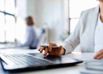 ΣΕΒ: Mικρότερες αμοιβές και απασχόληση για τις γυναίκες στις ελληνικές επιχειρήσεις