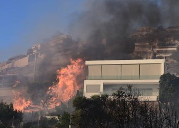 Ενημέρωση Πυροσβεστικής: Μία προσαγωγή για την πυρκαγιά στον Ν. Κουβαρά Αττικής – Καλύτερη εικόνα, σύμφωνα με την Πυροσβεστική – Όλες οι δυνάμεις θα παραμείνουν στο πεδίο