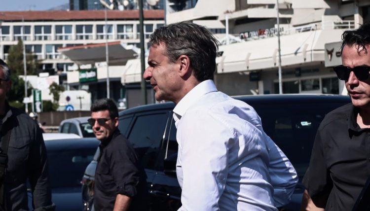 Επίσκεψη του Πρωθυπουργού Κυριάκου Μητσοτάκη στο Συντονιστικό Κέντρο Επιχειρήσεων της Πολιτικής Προστασίας, Τρίτη 18 Ιουλίου 2023. 
(ΚΩΣΤΑΣ ΤΖΟΥΜΑΣ/EUROKINISSI)