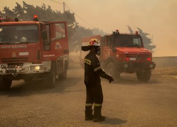 Η Ελλάδα στις φλόγες: Συνεχίζεται η μάχη με τις φωτιές σε Ρόδο, Κάρυστο, Κέρκυρα και Δερβενάκια Αχαΐας