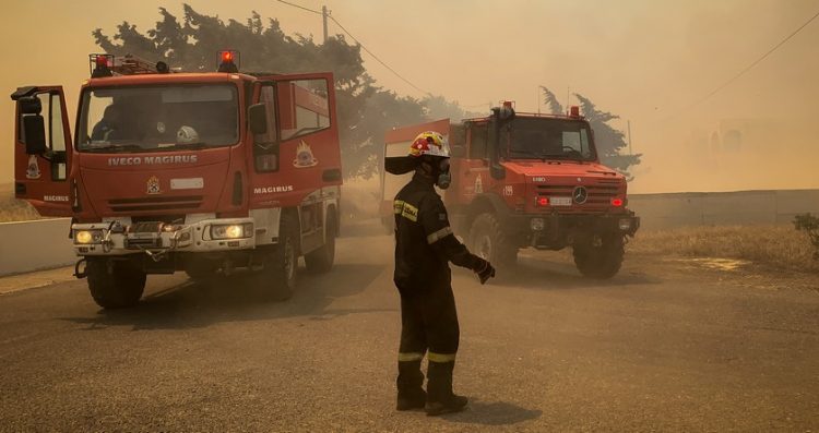 Συνεχίζεται για έβδομη ημέρα η μεγάλη πυρκαγιά στα Νότια του νησιού της Ρόδου. Συνεχείς αναζωπυρώσεις και μεγάλες καταστροφές σε σπίτια και επιχειρήσεις. Στιγμιότυπα από το  Κιοτάρι, Δευτέρα 24 Ιουλίου 2023   (ΛΕΥΤΕΡΗΣ ΔΑΜΙΑΝΙΔΗΣ/EUROKINISSI)