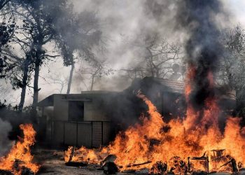 Συνεχίζεται η μάχη με τις φλόγες σε Δυτ. Αττική, Λουτράκι και Ρόδο