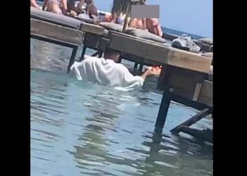 Διπλή κυβερνητική παρέμβαση για το εξοργιστικό βίντεο με τον σερβιτόρο στη Ρόδο -Πήγε παραγγελία… κολυμπώντας