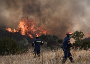 Φωτιά στον Κουβαρά: Ανεξέλεγκτο το πύρινο μέτωπο – Eκκενώνονται Λαγονήσι, Σαρωνίδα, Ανάβυσσος