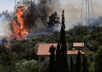Καλύτερη η εικόνα από τις πυρκαγιές σε Κουβαρά, Κερατέα, Λουτράκι – Οριοθετήθηκε στο Καπαρέλλι – Ενεργά μέτωπα σε Καλύβια, Δερβενοχώρια