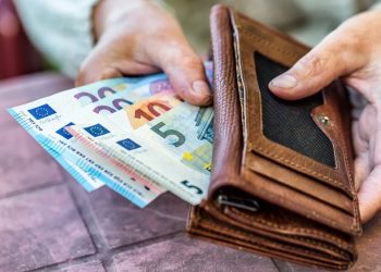 Εργαζόμενοι συνταξιούχοι: Τέλος το «πέναλτι» ύψους 30% – Τι θα ισχύει με τη φορολόγηση του εισοδήματος